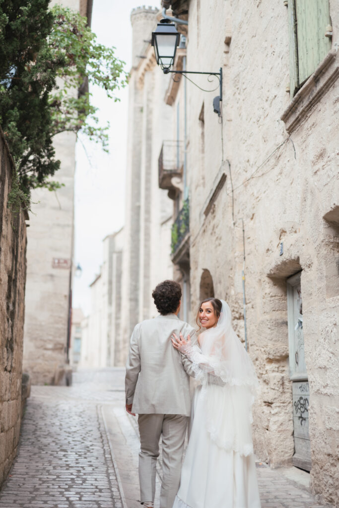 Joséphine et Baptiste dans les ruelles de la ville d'Uzès le jour de leur mariage