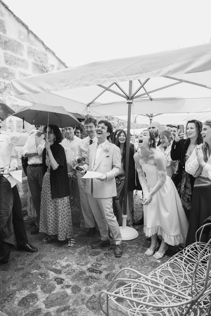 Invités surpris par le concert improvisé au Mas des Oules lors du mariage à Uzès